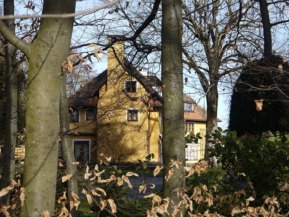 Villa Curzon mit Nebengebäuden und Bootshaus