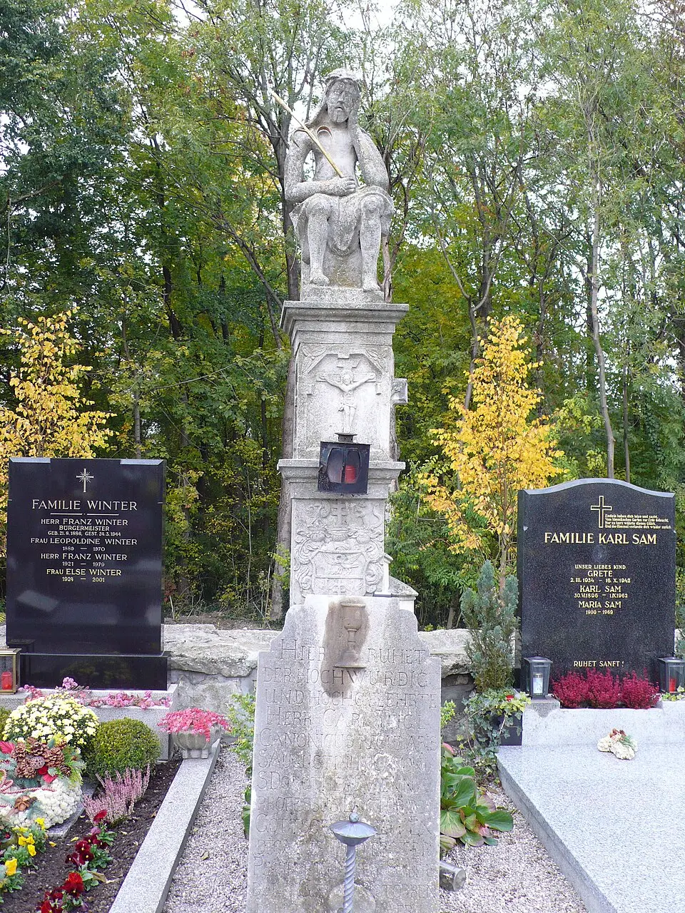 Obrázok: Andreas Stiasny (talk) · CC BY-SA 3.0 AT Grabsteine und Statue Schmerzensmann auf Pfeiler