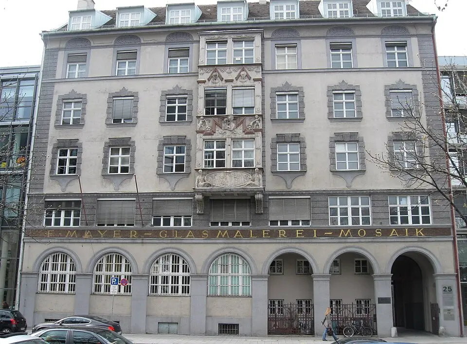 Image: Rufus46 · CC BY-SA 3.0 Mayer’sche Hofkunstanstalt