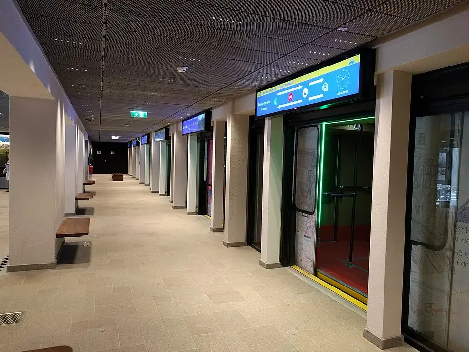 Image: Vicuna R from Germany · CC BY-SA 2.0 U-Bahn Serfaus