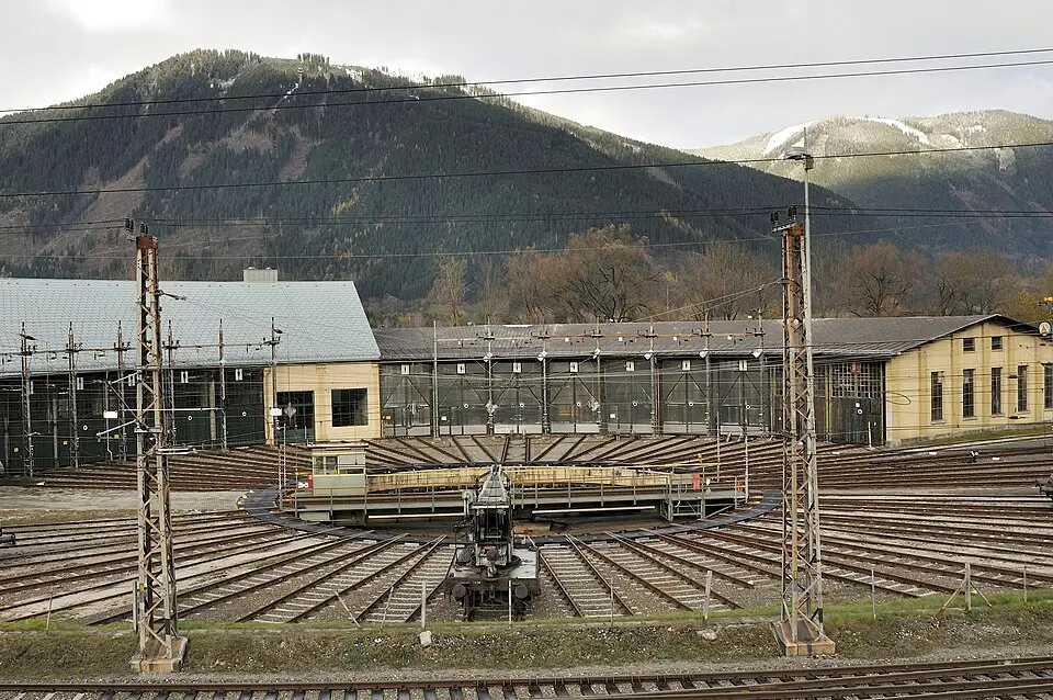 Rundlokschuppen mit Drehscheibe des Bahnhofes Selzthal