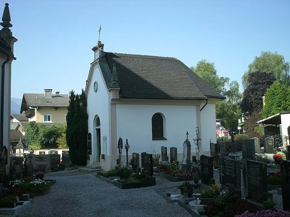 Obrázok: Veleius (talk) · CC BY-SA 3.0 AT Friedhof mit Obs, Aufbahrungskapelle und Kriegerdenkmal