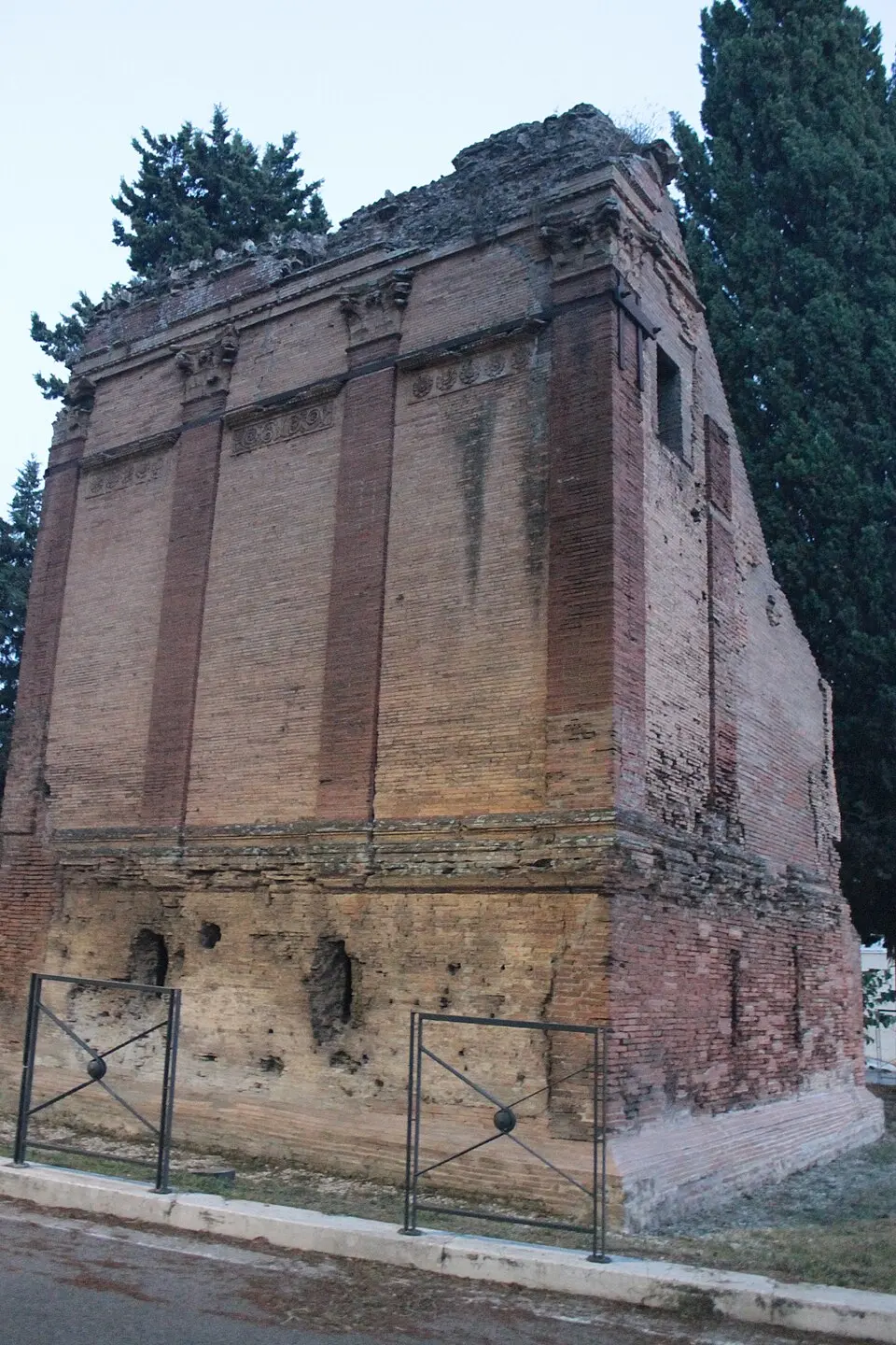 Sepolcro di Via Bisignano