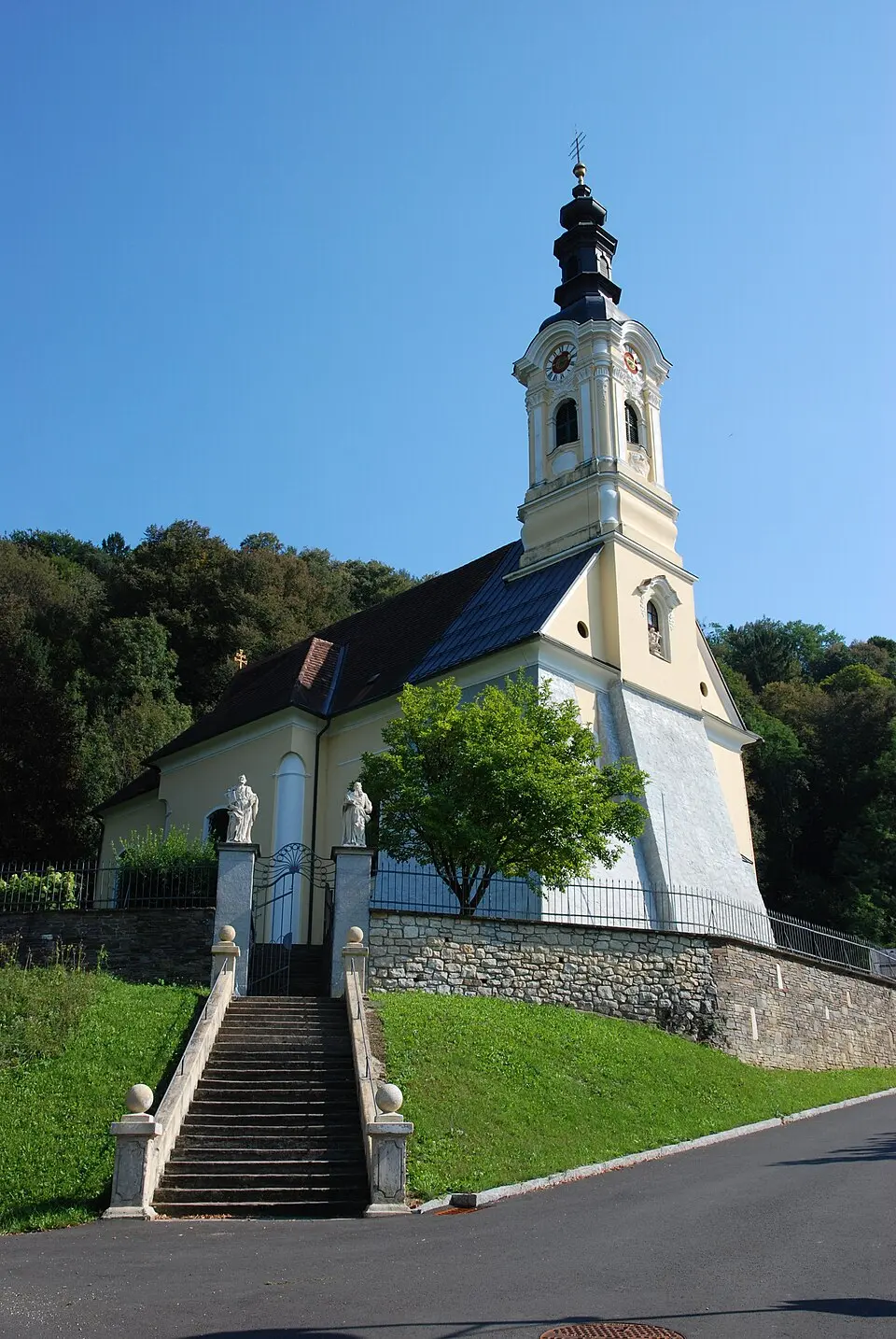 Image: Ueb-at · CC BY-SA 3.0 Stiegenaufgang mit Statuen Apostel Petrus und Paulus