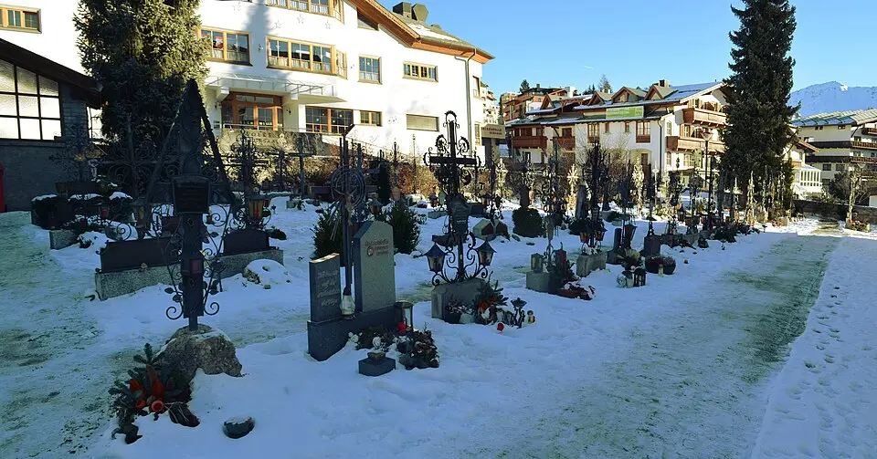 Image: Karsten Ratzke · CC0 Friedhof Serfaus