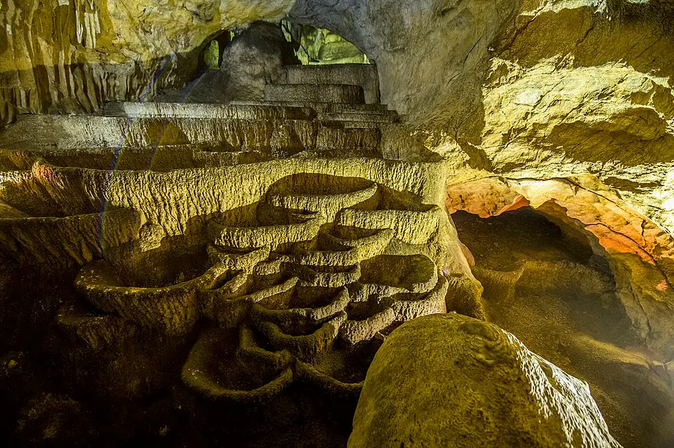 Bukuroshja e Fjetur Cave