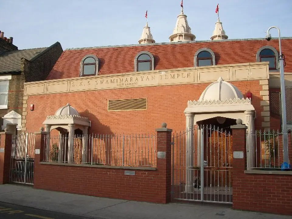 Image: John Davies · CC BY-SA 2.0 Shri Swaminarayan Mandir, London