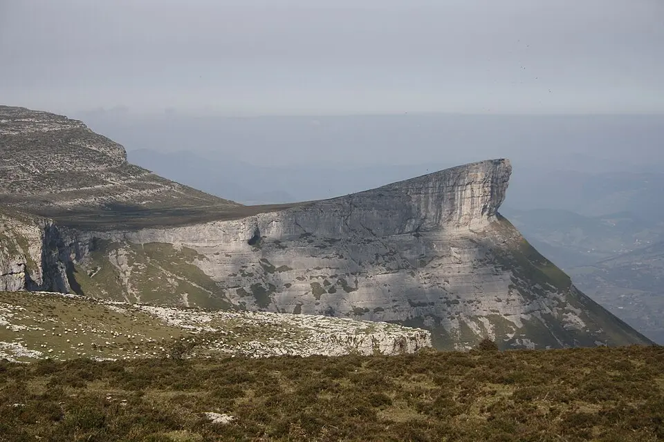 Gorobel mendilerroa / Sierra Sálvada
