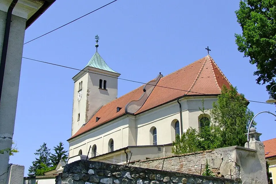 Obrázok: Peter Lauppert (talk) · CC BY-SA 3.0 AT Pfarrkirche Simonsfeld