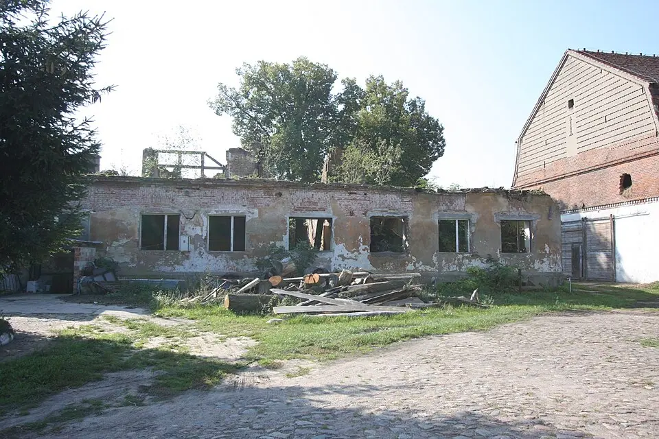 Obrázok: Silu · CC BY-SA 3.0 PL Pałac w Pieskach