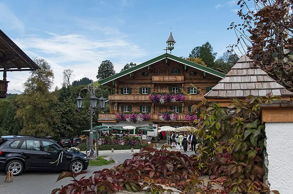Gasthaus Hallerwirt und Wirtschaftsgebäude