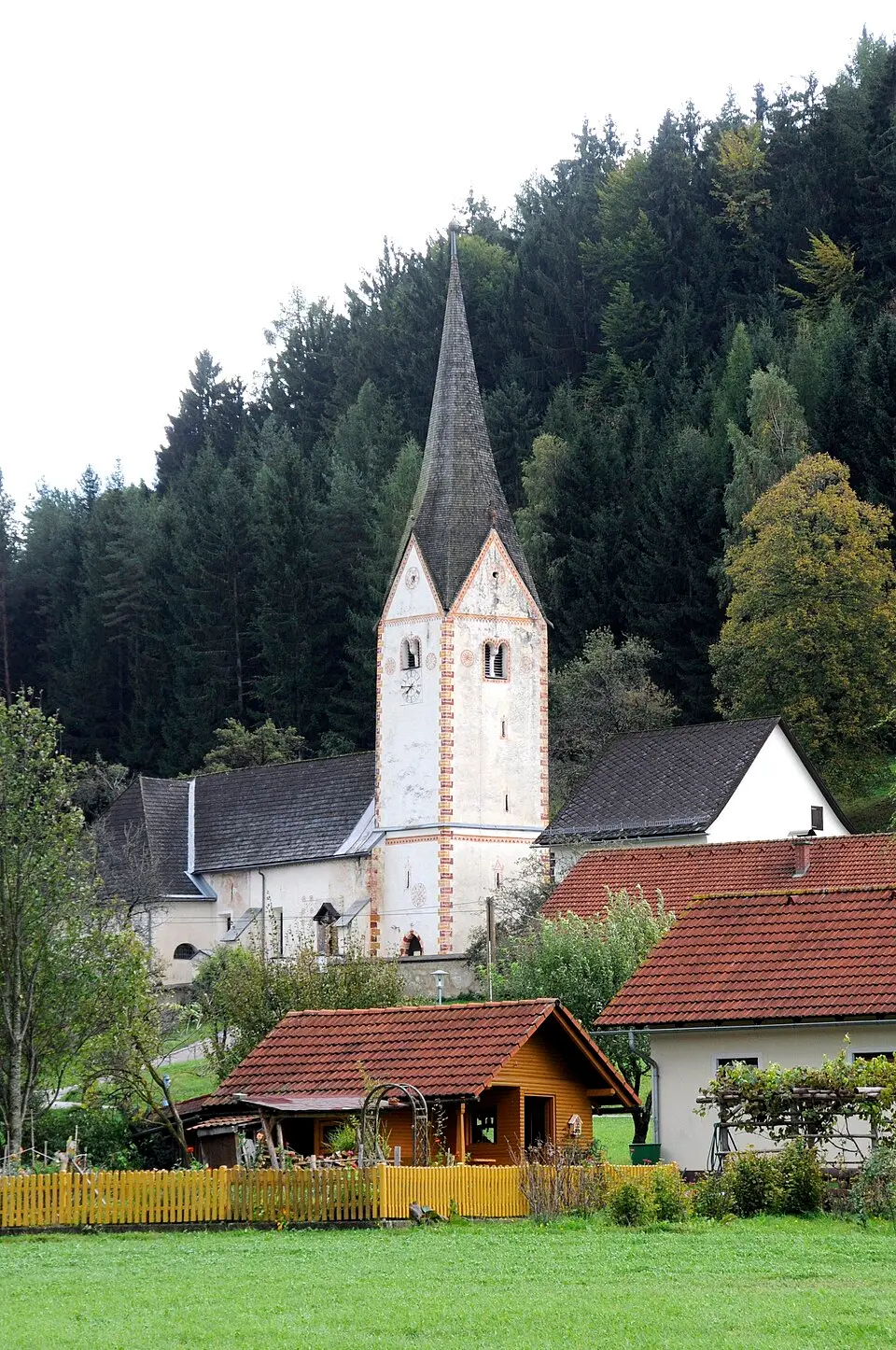 Kath. Pfarrkirche hl. Philippus/St. Filippen ob Sonnegg und Friedhof