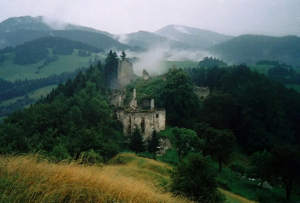 Image: Xmetov · CC BY-SA 3.0 Hrad Sklabiňa, palác hradný I.