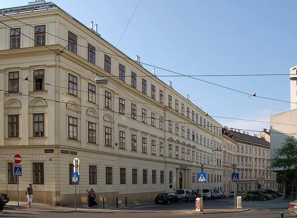 Image: Michael Kranewitter · CC BY-SA 3.0 Miethaus, Großer Bernardhof