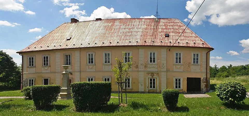 Image: KarelTvrdik · CC BY-SA 3.0 Škrle Castle