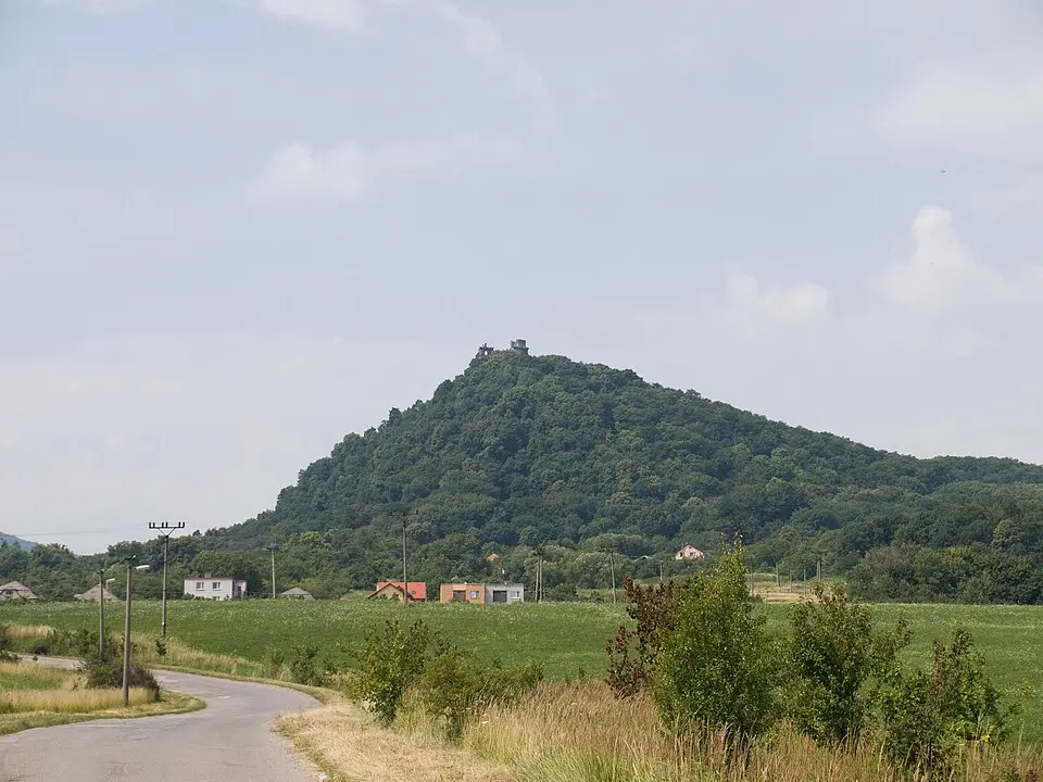 Image: Honza Groh (Jagro) · CC BY-SA 3.0 Slanský hradný vrch