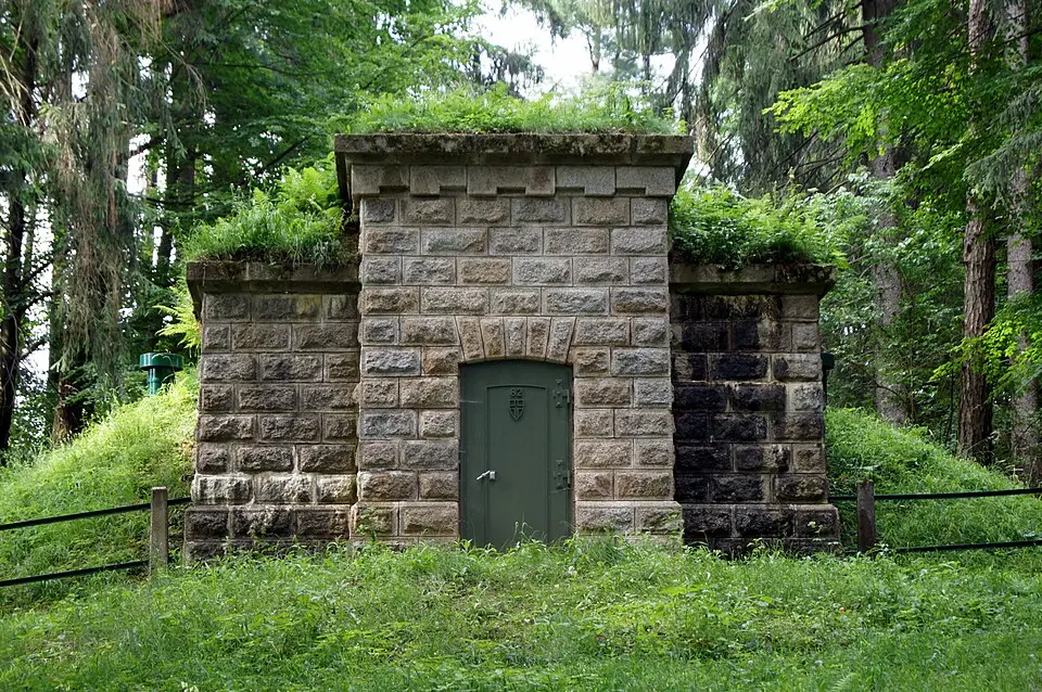 Image: AleXXw · CC BY-SA 3.0 AT Ein- und Auslaufkammer Ochsenburgdüker (EK 81, AK 82) Einsteigturm 83