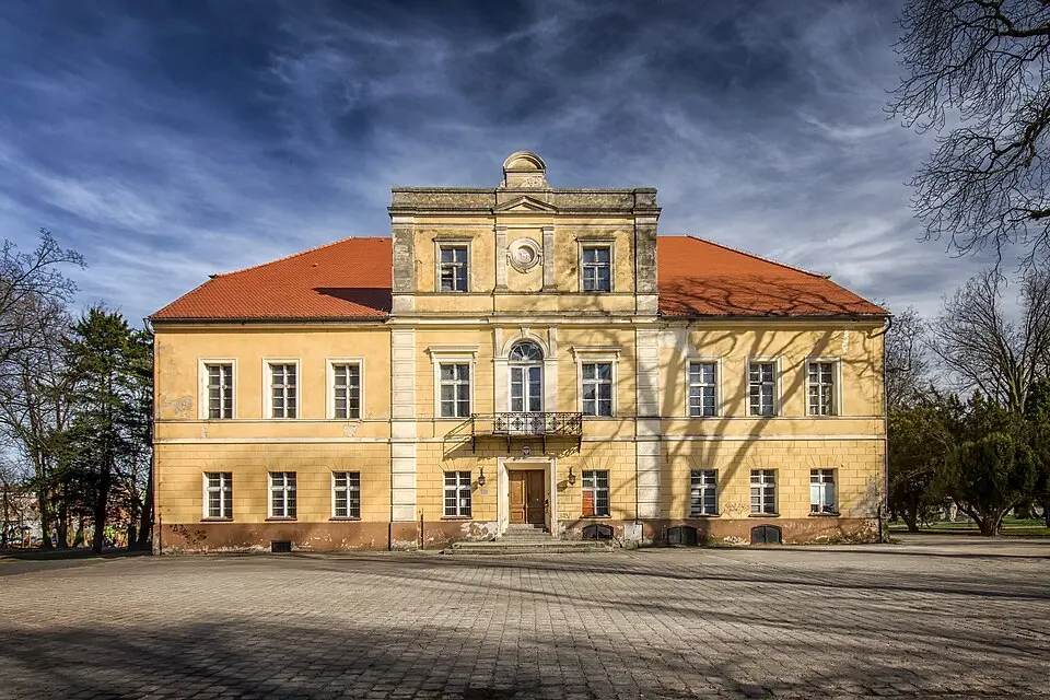 Pałac, ob. szkoła i biblioteka