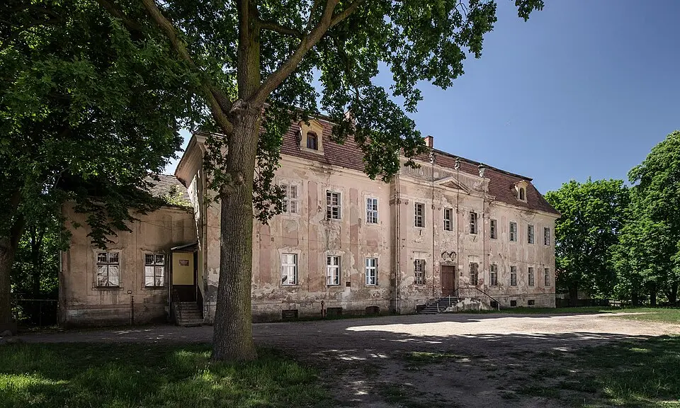 Pałac (d. prepozytura cystersów z Lubiąża) w Sicinach