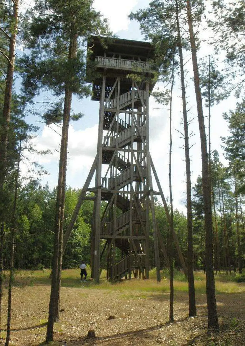 Bild: http://www.pictokon.net/bilder/200906-hans/aussichtsturm_gosda_02.html · CC0 Aussichtsturm Calauer Schweiz