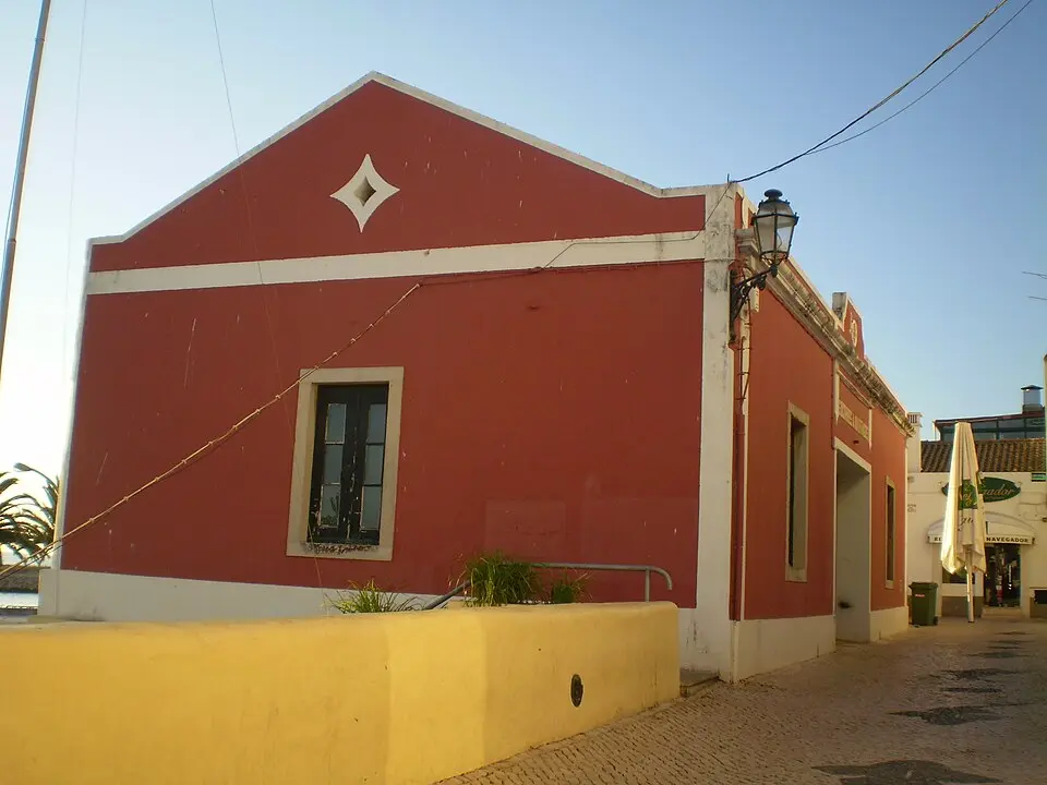 Image: Ajpvalente · Public domain Estação de Socorros a Náufragos de Lagos