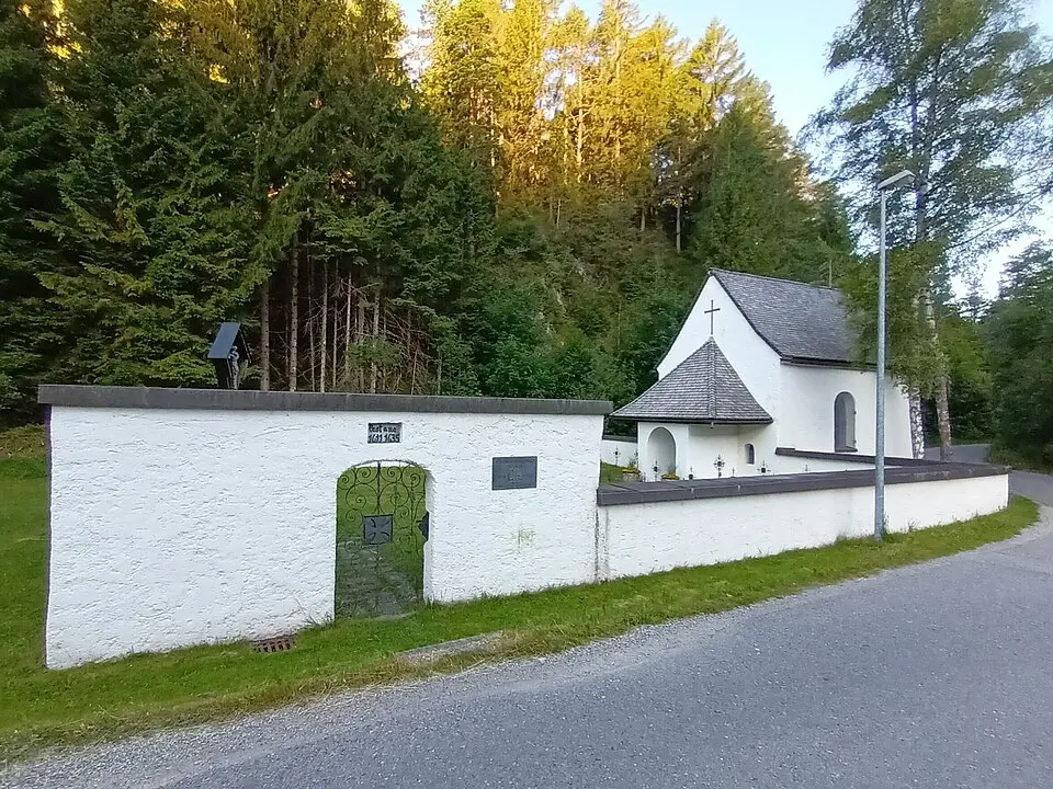 Kriegerfriedhof, ehem. Pestfriedhof, Friedhofskapelle,