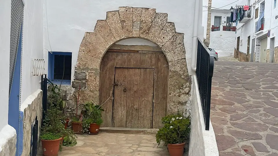Restos de construcciones, elementos del castillo o posible casa señorial de Sot de Chera