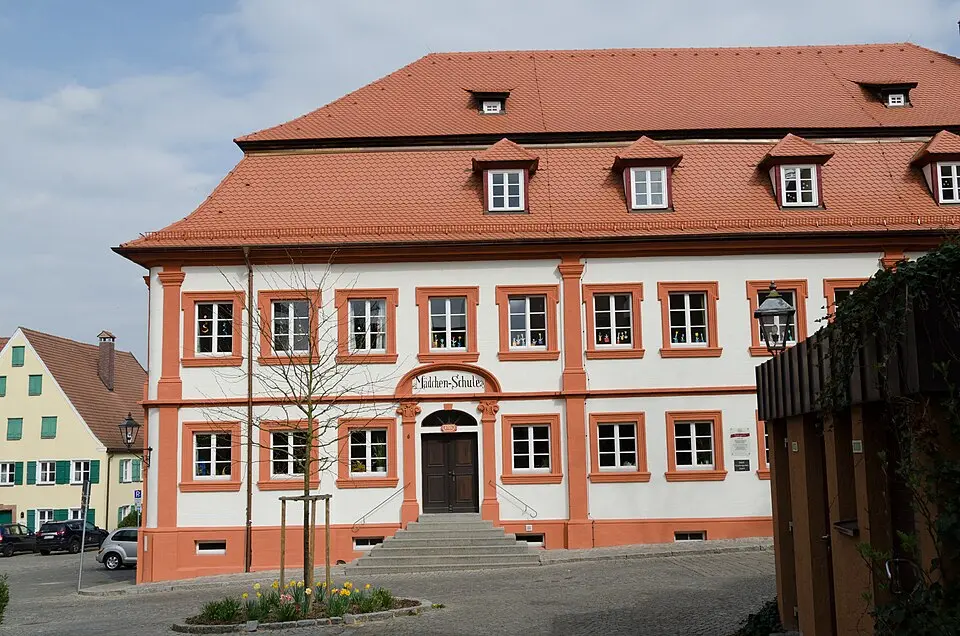 Obrázok: Tilman2007 · CC BY-SA 3.0 Ehemaliger Kanonikatshof, Doppelhaus, ab 1803 Schulhaus, ab 1840 Kloster