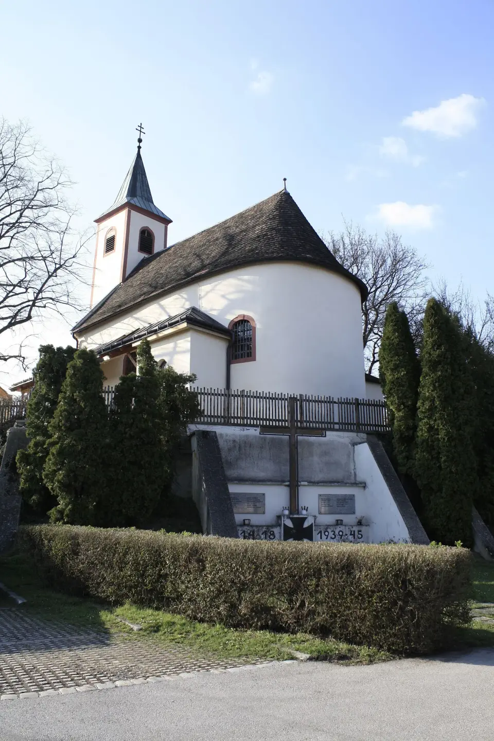 Bild: Karl Gruber · CC BY-SA 3.0 Kath. Filialkirche, Kirchhof/Friedhof ehemaliger, Wehrkirchenanlage hl. Nikolaus mit ehem. Friedhof