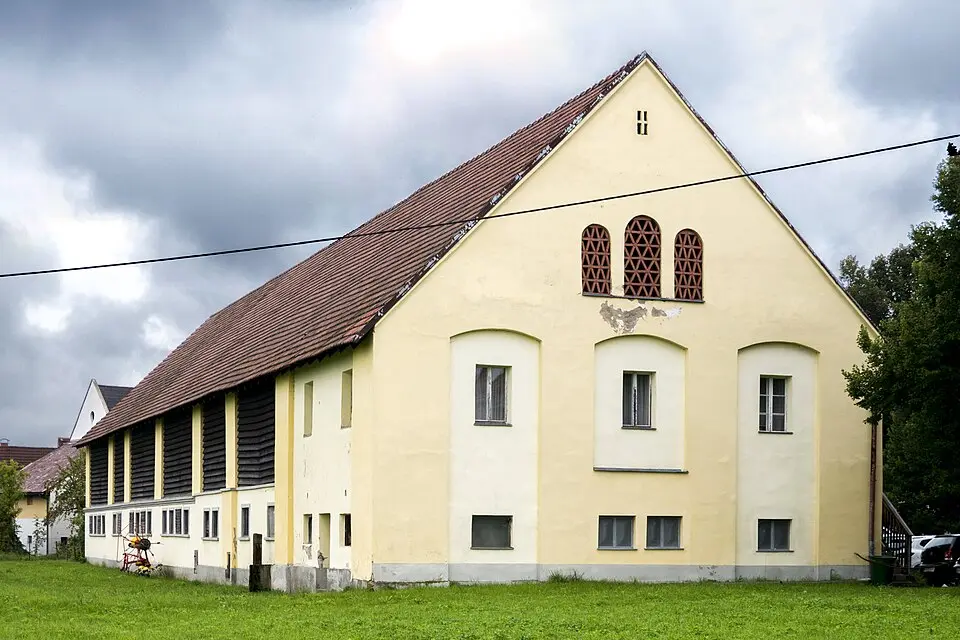 Bild: Thomas Ledl · CC BY-SA 3.0 AT Stadl des Pfarrhofes mit Römischem Relief