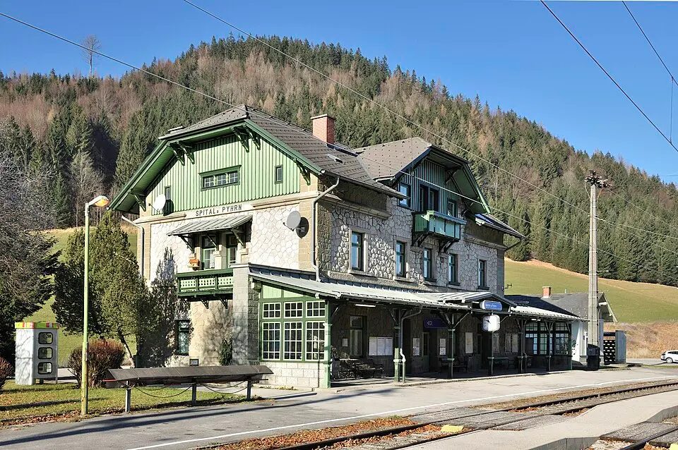 Aufnahmsgebäude mit Toilettenhäuschen, Bahnhof Spital am Pyhrn