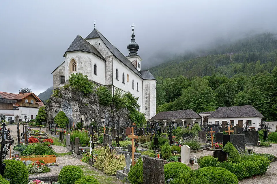Kath. Filialkirche hl. Leonhard mit Friedhof