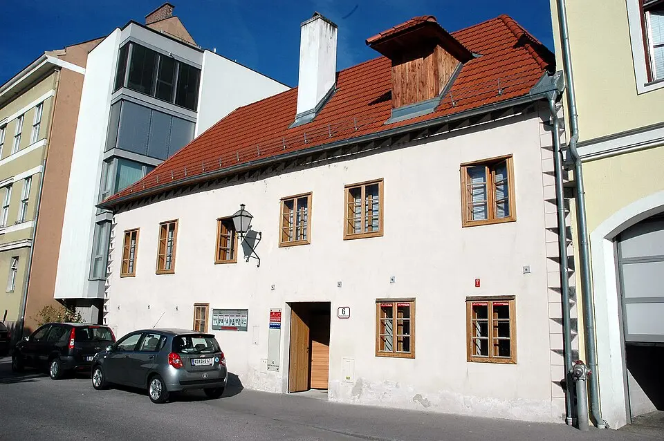 Obrázek: Bauer Karl · CC BY-SA 3.0 AT Wohnhaus