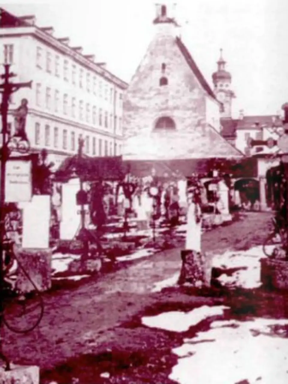 Bild: http://issuu.com/innsbruckinformiert/docs/_innsbruck_informiert_200008_nr08_gesamt/11 · Public domain Innsbrucker Spitalsfriedhof