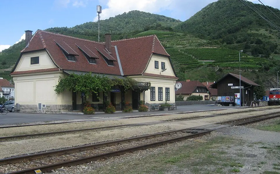 Aufnahmsgebäude, Wasserturm und Gütermagazin Wachauer Bahn