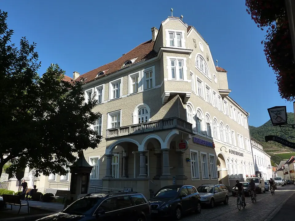 Straßenfassade des Gemeindeamts- und Schulgebäudes