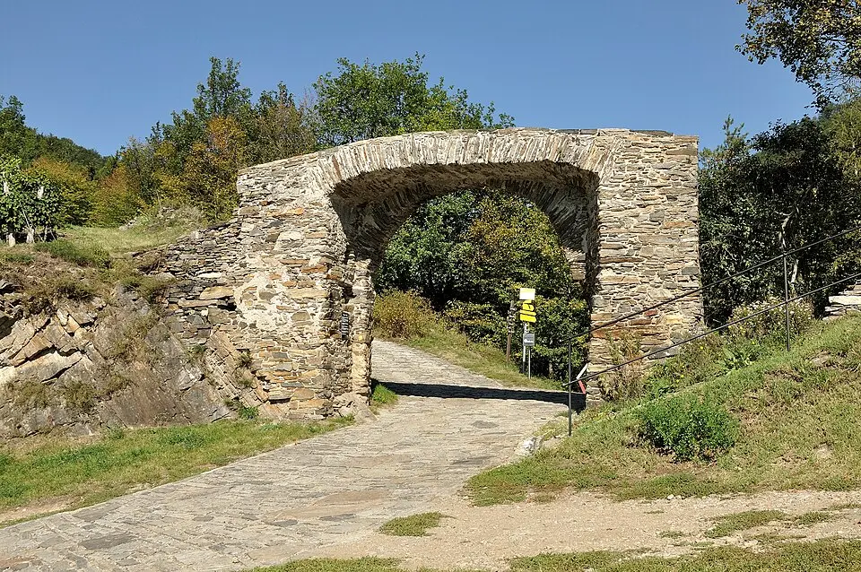 Spitz: Tor, Kirchenmauer und Burg