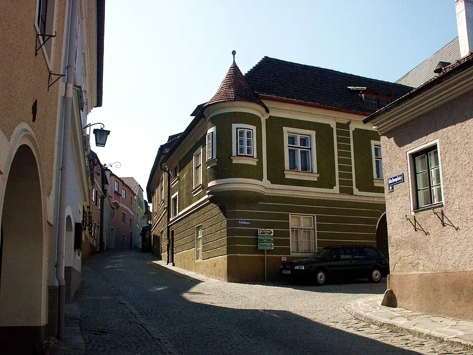 Obrázek: Adolf Riess · CC BY-SA 3.0 Bürgerhaus mit Stützmauer