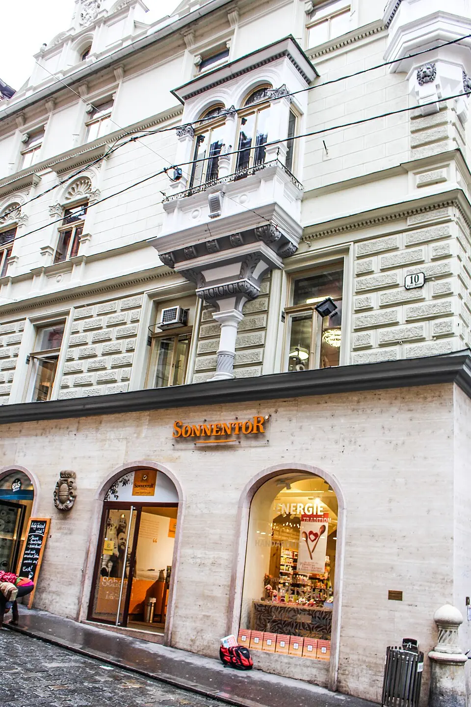 Wohn- und Geschäftshaus, Apotheke, Zum goldenen Hirschen