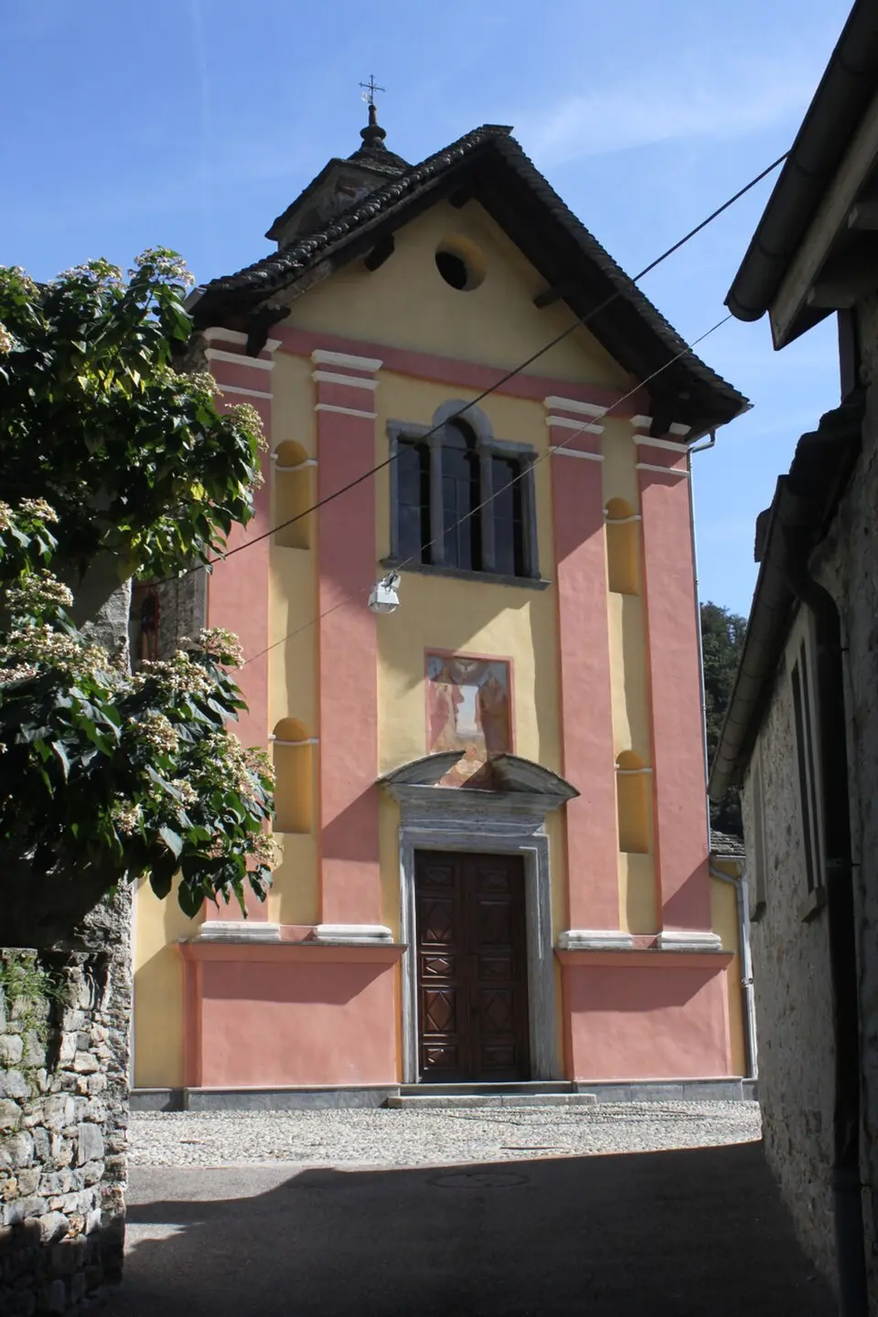 Pfarrkirche Santi Giacomo e Filippo mit Beinhaus und Pfarrhaus