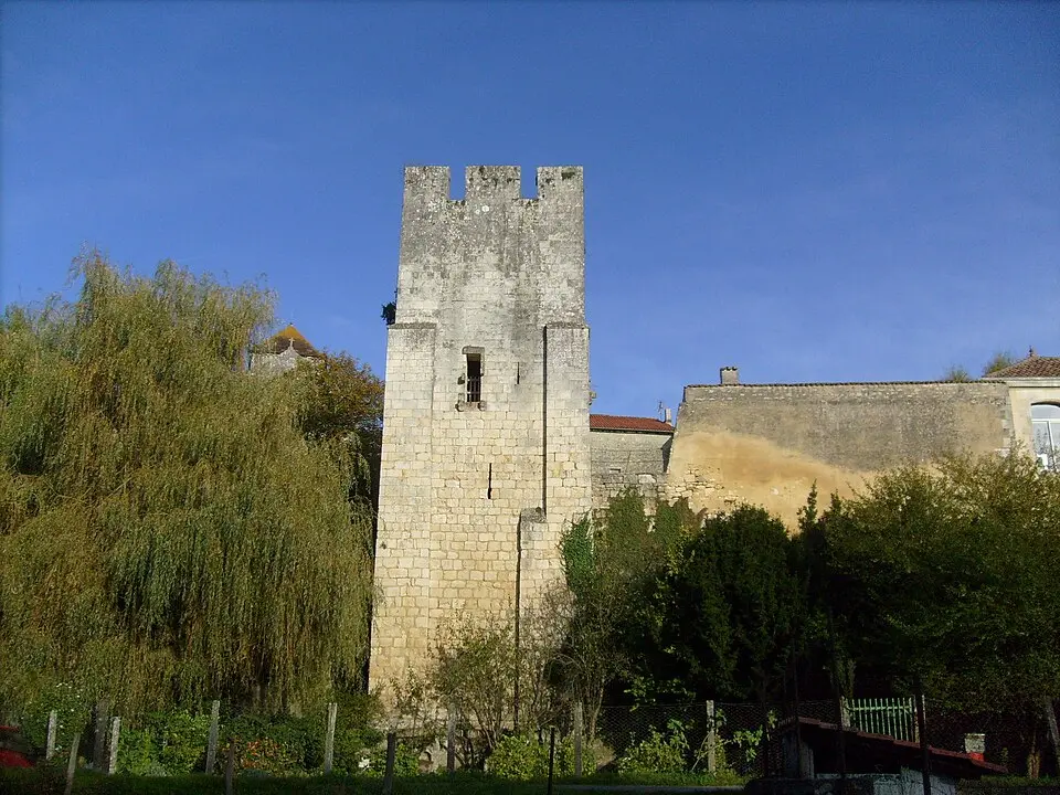 tour de Saint-Sauvant