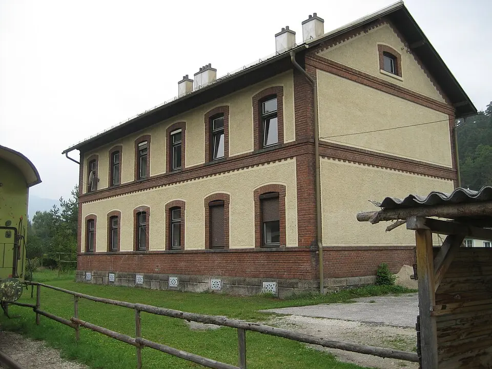 Slika: Priwo · Public domain Eisenbahnerwohnhaus St. Aegyd am Neuwalde