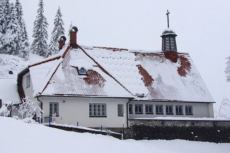 Evang. Pfarrkirche A.B., Waldkirche und Pfarrhof