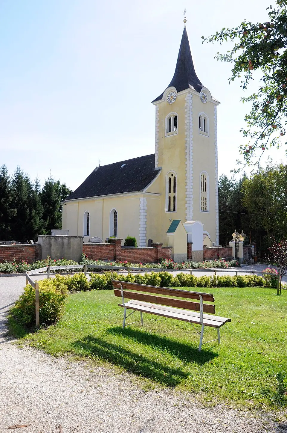 Kath. Filialkirche hl. Jakob und Friedhof