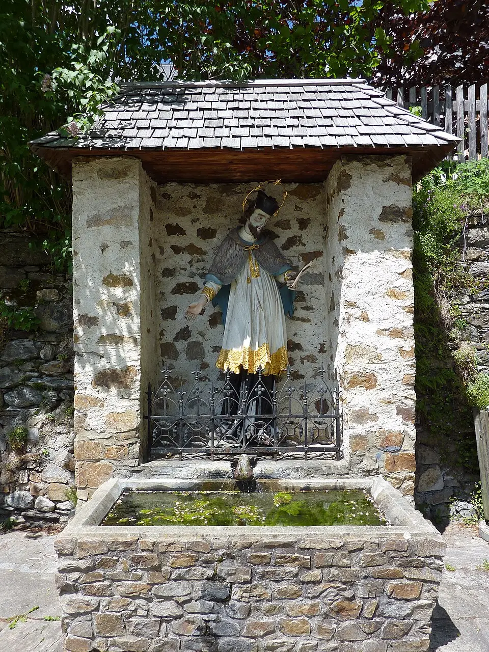 Dorfbrunnen mit hl. Johannes Nepomuk-Statue