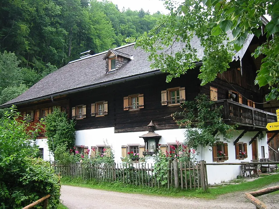 Image: Szojak (talk) · CC BY-SA 3.0 AT Bauernhaus Fischerhaus