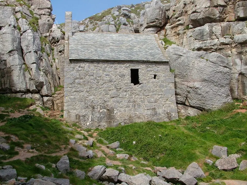 Slika: Anthony Gostling · CC BY-SA 2.0 St. Govan’s Chapel