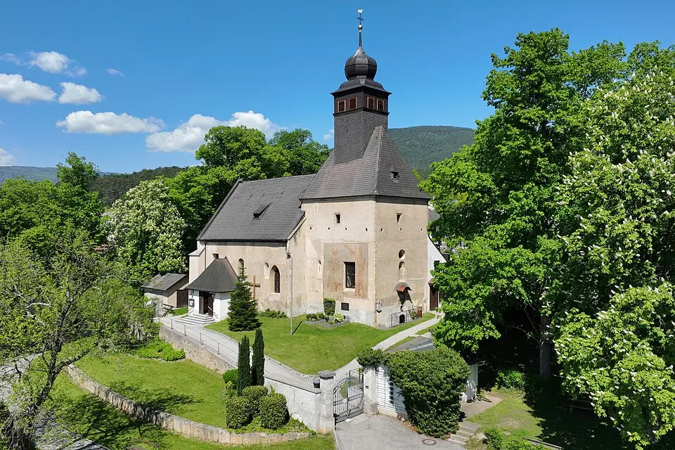 Kath. Pfarrkirche hl. Johannes der Täufer und Friedhof mit Mauern
