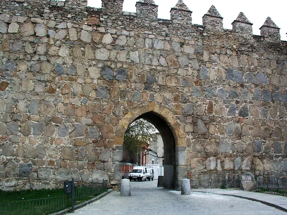Murallas de Ávila, Puerta del Mariscal