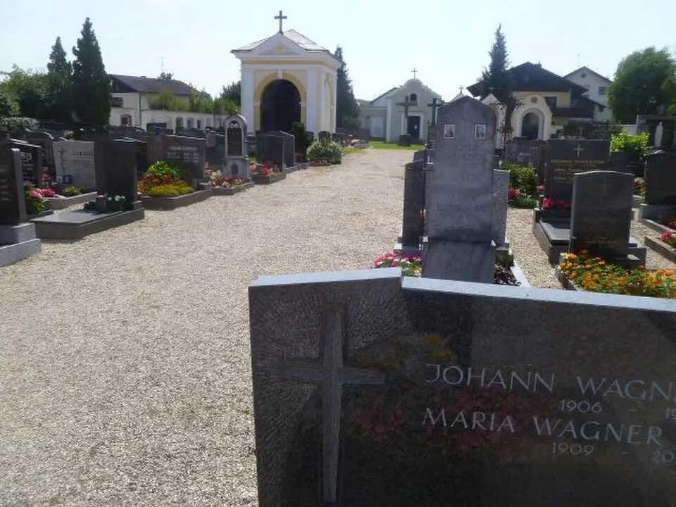 Friedhof mit Urnenkapelle und Friedhofskreuz